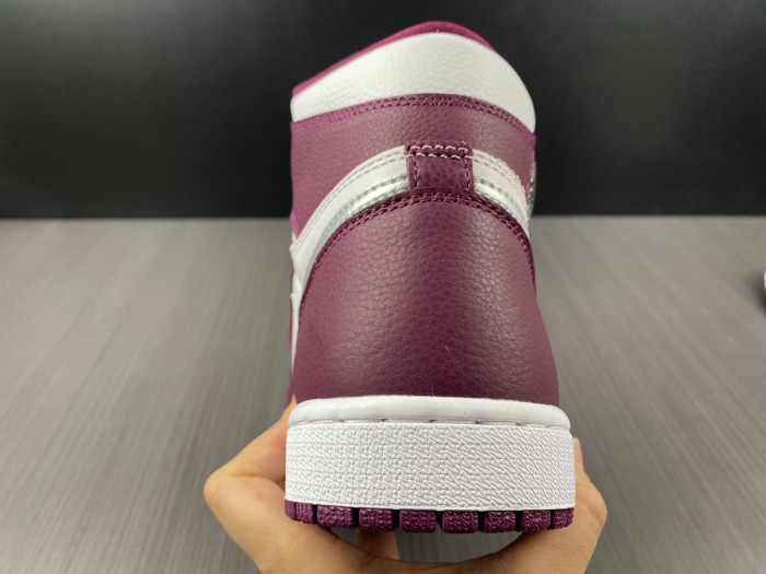Air Jordan 1 High OG “Bordeaux” 555088-611